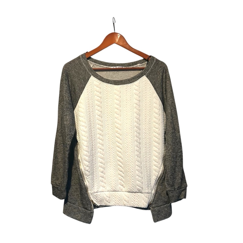 [Coco and Main] Gray and White Pullover